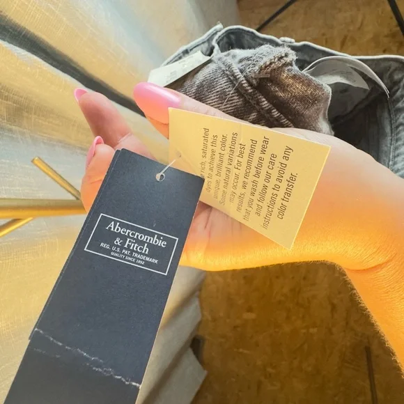 NWT Abercrombie And Fitch The Mom High Rise Jeans Acid Wash Womens size 26S/2S - Picture 12 of 12